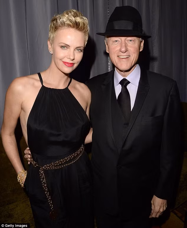 Nữ diễn viên người Nam Phi Charlize Theron và Bill Clinton. Ảnh. Getty Images.