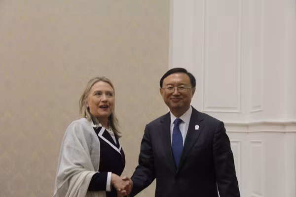 Cựu Ngoại trưởng Mỹ Hillary Clinton và Dương Khiết Trì (ảnh tư liệu minh họa) Cựu Ngoại trưởng Mỹ Hillary Clinton và Dương Khiết Trì (ảnh tư liệu minh họa)