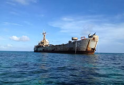 Xác chiến hạm Philippines cố tình đánh chìm tại bãi Cỏ Mây trong quần đảo Trường Sa của Việt Nam năm 1999 làm nơi đồn trú trái phép cho 1 tiểu đội thủy quân lục chiến. Trung Quốc đòi Philippines rút quân khỏi đây và rút đơn kiện Bắc Kinh, ông Aquino mới được thăm Trung Quốc.