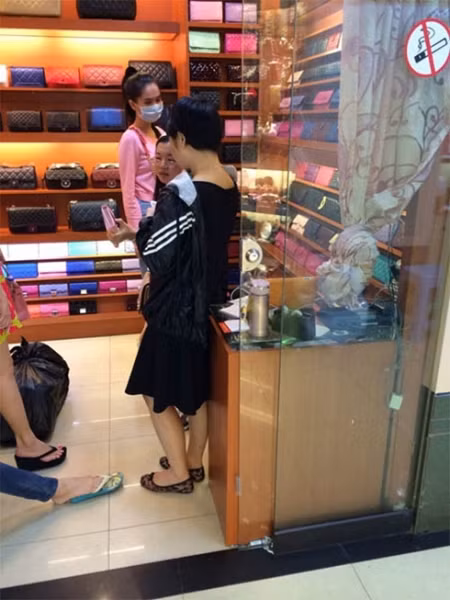 Bức ảnh đi mua sắm gây nên nhiều tranh cãi của Ngọc Trinh.