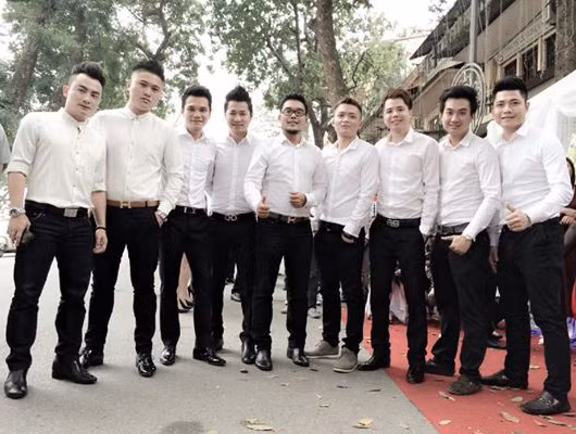 Khắc Việt, Trịnh Thăng Bình trong đội hình bê tráp của nhà trai. Ảnh: Facebook Khắc Việt. Khắc Việt, Trịnh Thăng Bình trong đội hình bê tráp của nhà trai. Ảnh: Facebook Khắc Việt.