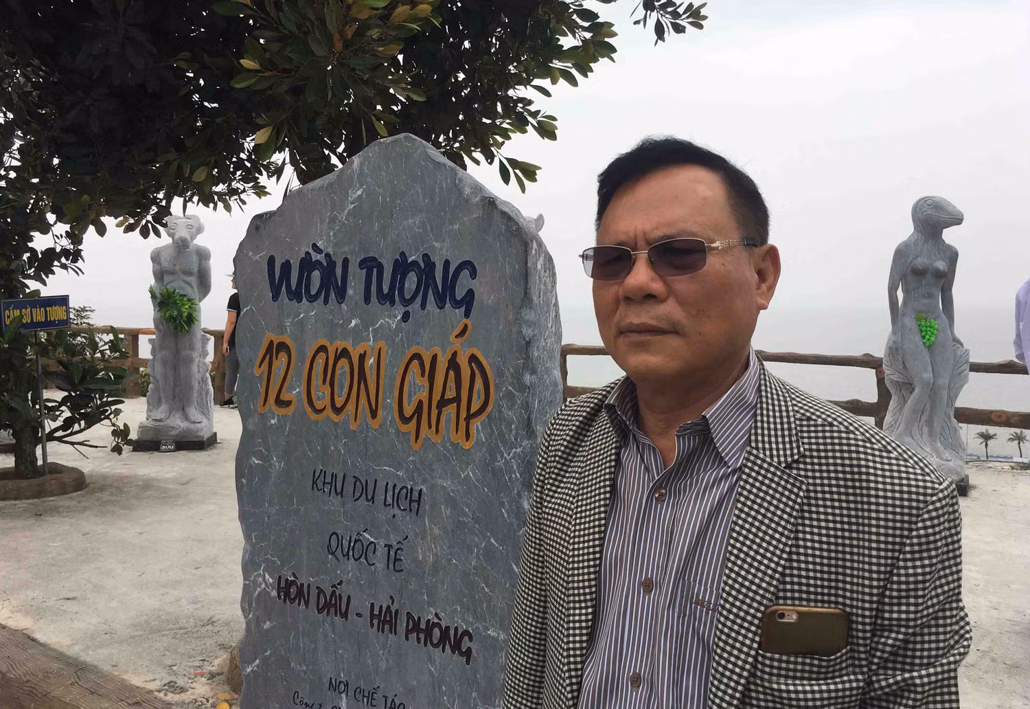 Ông chủ khu du lịch có bộ tượng đá 12 con giáp khoả thân kêu mệt mỏi vì được dư luận chú ý