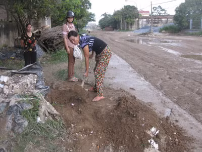 Người dân phải xúc đất để tạo những con đường mòn men theo đoạn đường.