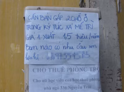 Bảng thông báo rao bán suất ở trong KTX Mễ Trì được dán ở khu vực ngoài cổng phụ trường ĐH KHXH và NV Hà Nội vào chiều ngày 14/12.