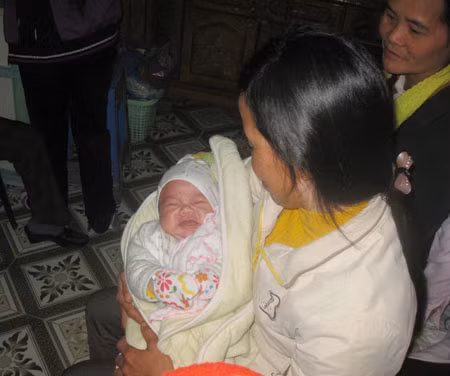 Suốt thời gian chúng tôi có mặt tại gia đình, cháu chỉ khóc đúng hai lần và lý do chính là "cháu đói và đòi ăn".