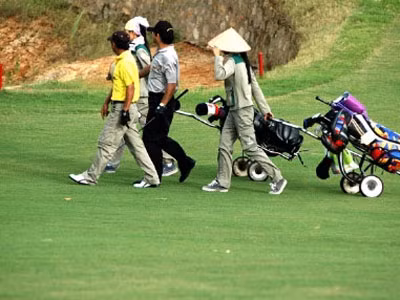 Theo tính toán một buổi chơi golf đơn giản đã mất tới gần 3 tháng lương của công chức ngạch chuyên viên .