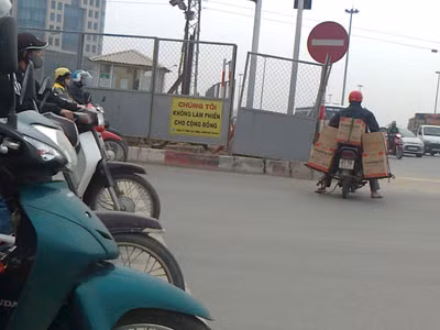 Vào giờ cao điểm, đường bị thu hẹp, cảnh ùn tắc diễn ra, đọc những dòng khẩu hiệu này, không ít bạn đọc đã rất bức xúc.