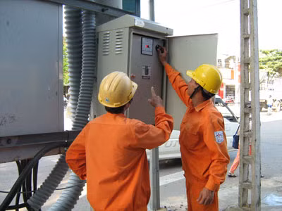 Nhiều độc giả đặt ra câu hỏi EVN kêu lỗ mà lương thưởng vẫn cao liệu có hợp lý?.