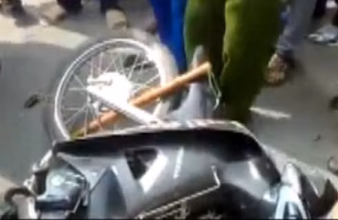 Đại tá Lê Văn Nghiêm khẳng định: "Đây là clip hoàn toàn bịa đặt nhằm bêu xấu lực lượng công an". Đại tá Lê Văn Nghiêm khẳng định: "Đây là clip hoàn toàn bịa đặt nhằm bêu xấu lực lượng công an".