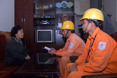 Cách tốt nhất để đối phó với giá điện và nhiều mặt hàng khác tăng là người dân có thu nhập thấp, công chức ở các thành phố lớn như HN phải bớt ăn, nhịn mặc. (Ảnh minh họa. Ảnh: EVN Hà Nội). Cách tốt nhất để đối phó với giá điện và nhiều mặt hàng khác tăng là người dân có thu nhập thấp, công chức ở các thành phố lớn như HN phải bớt ăn, nhịn mặc. (Ảnh minh họa. Ảnh: EVN Hà Nội).