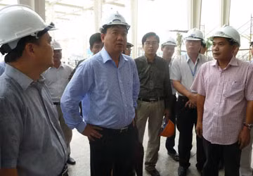Bộ trưởng Đinh La Thăng trong buổi thị sát trực tiếp tại công trình thi công sân bay Đà Nẵng vào tháng 10, 2011