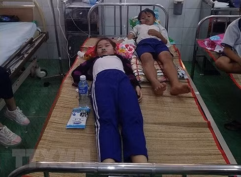 Số học sinh đang được điều trị tại Bệnh viện đa khoa huyện Trần Văn Thời, tỉnh Cà Mau (ảnh: TTXVN) Số học sinh đang được điều trị tại Bệnh viện đa khoa huyện Trần Văn Thời, tỉnh Cà Mau (ảnh: TTXVN)