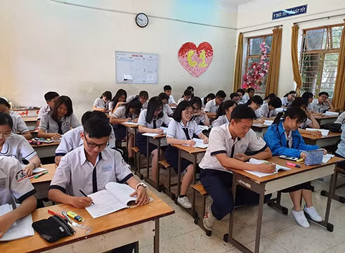 Học sinh khối 12 Trường trung học phổ thông Nguyễn Hữu Cảnh, quận Bình Tân trong giờ học (ảnh: P.L)