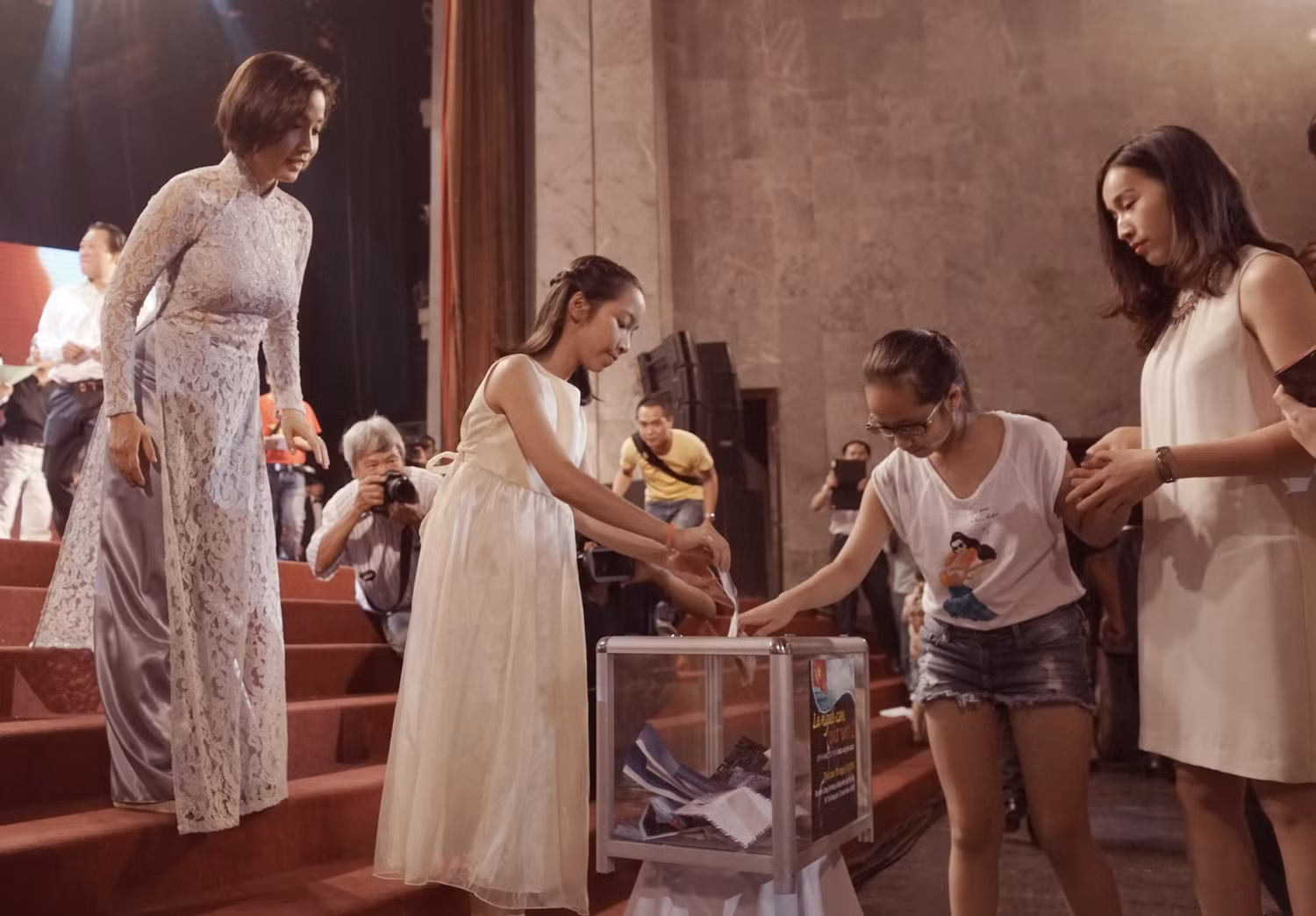Các nghệ sỹ và khán giả quyên tiền ủng hộ biển đảo quê hương Các nghệ sỹ và khán giả quyên tiền ủng hộ biển đảo quê hương