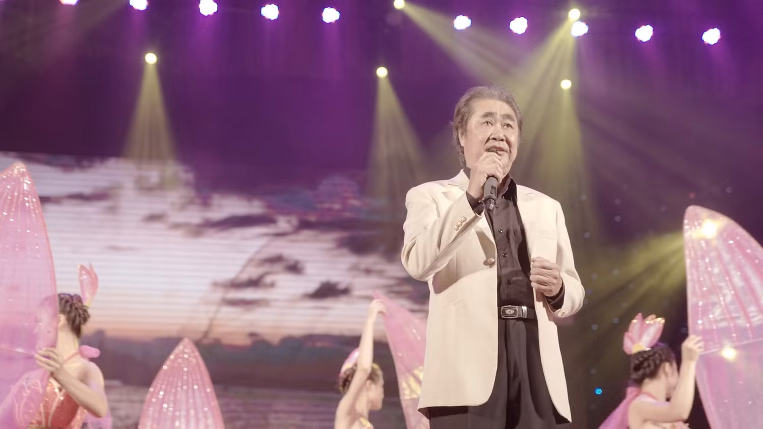 NSND Quang Thọ trong đại nhạc hội NSND Quang Thọ trong đại nhạc hội