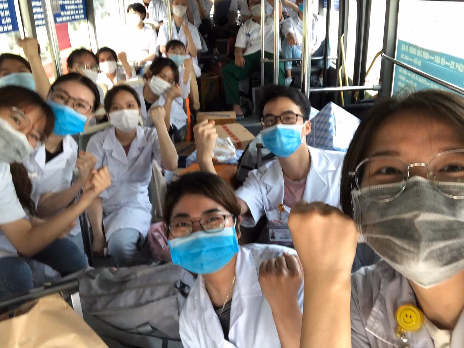 Mai Ly cùng cán bộ, sinh viên nhà trường vào tâm dịch Bắc Ninh trong buổi sáng 1/6 (ảnh: NVCC)