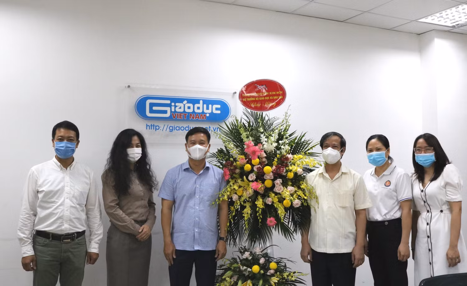 Bộ trưởng Nguyễn Kim Sơn cùng đoàn cán bộ của Bộ Giáo dục và Đào tạo chụp ảnh kỷ niệm với Ban biên tập Tạp chí điện tử Giáo dục Việt Nam (ảnh: Lại Cường) Bộ trưởng Nguyễn Kim Sơn cùng đoàn cán bộ của Bộ Giáo dục và Đào tạo chụp ảnh kỷ niệm với Ban biên tập Tạp chí điện tử Giáo dục Việt Nam (ảnh: Lại Cường)