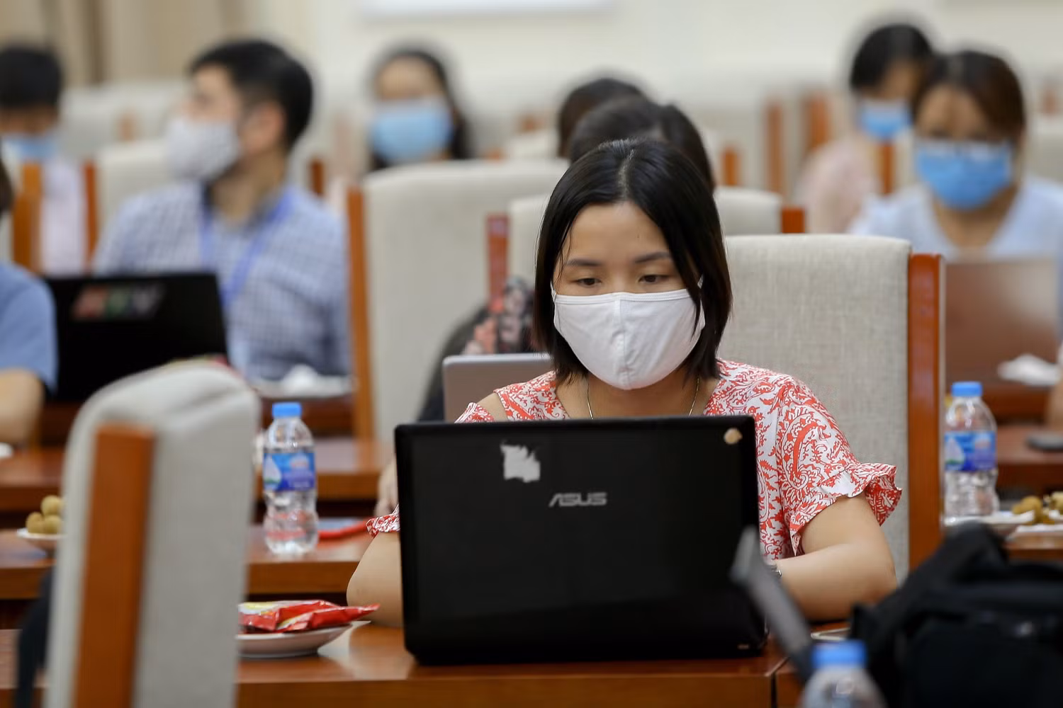Phóng viên Thùy Linh trong một lần tác nghiệp ở Bộ Giáo dục và Đào tạo.