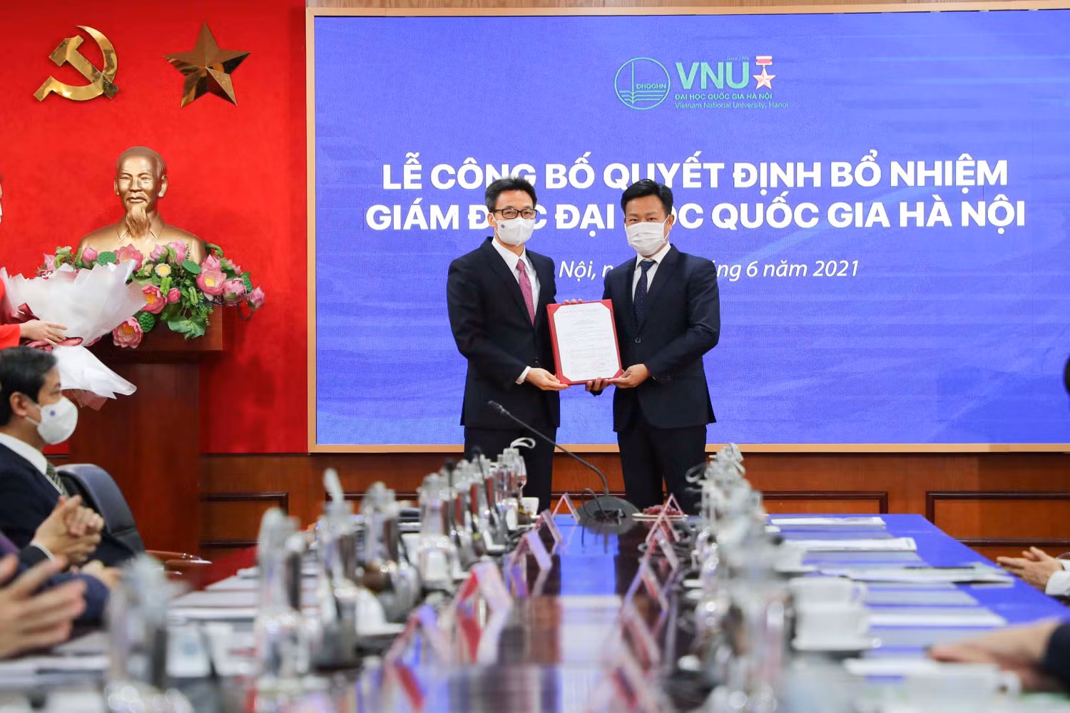 Phó Thủ tướng Vũ Đức Đam trao quyết định bổ nhiệm tân Giám đốc Đại học Quốc gia Hà Nội cho Giáo sư Lê Quân (ảnh: VNU)