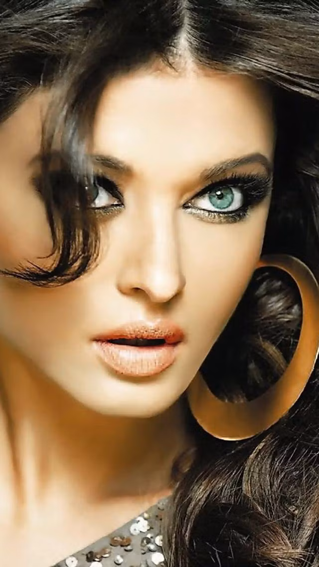 Hoa hậu Thế giới 1994 Aishwarya Rai Bachchan xếp vị trí thứ 4 với tài sản 40 triệu rupi (15 tỷ đồng) từ chính thương hiệu của cô khi tham gia các sự kiện chứ không phải từ việc đóng phim như trước. Và mặc dù đã xa rời màn ảnh, đồng thời lên thiên chức làm mẹ, nhưng tên tuổi của Aishwarya vẫn không hề suy giảm. Hoa hậu Thế giới 1994 Aishwarya Rai Bachchan xếp vị trí thứ 4 với tài sản 40 triệu rupi (15 tỷ đồng) từ chính thương hiệu của cô khi tham gia các sự kiện chứ không phải từ việc đóng phim như trước. Và mặc dù đã xa rời màn ảnh, đồng thời lên thiên chức làm mẹ, nhưng tên tuổi của Aishwarya vẫn không hề suy giảm.