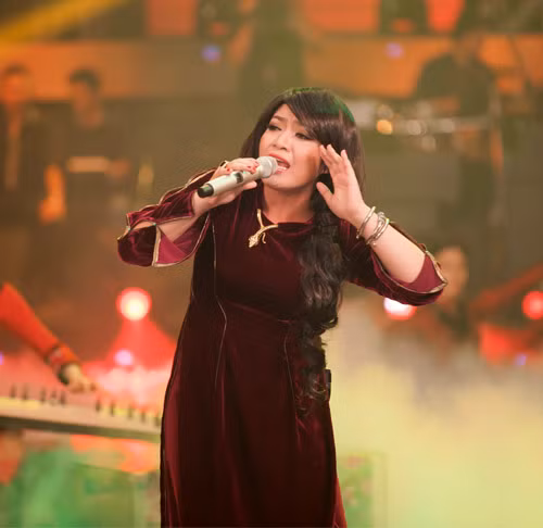 Dạ cổ hoài lang dường như không đủ để phô diễn giọng ca đầy nội lực của Xuân Nghi