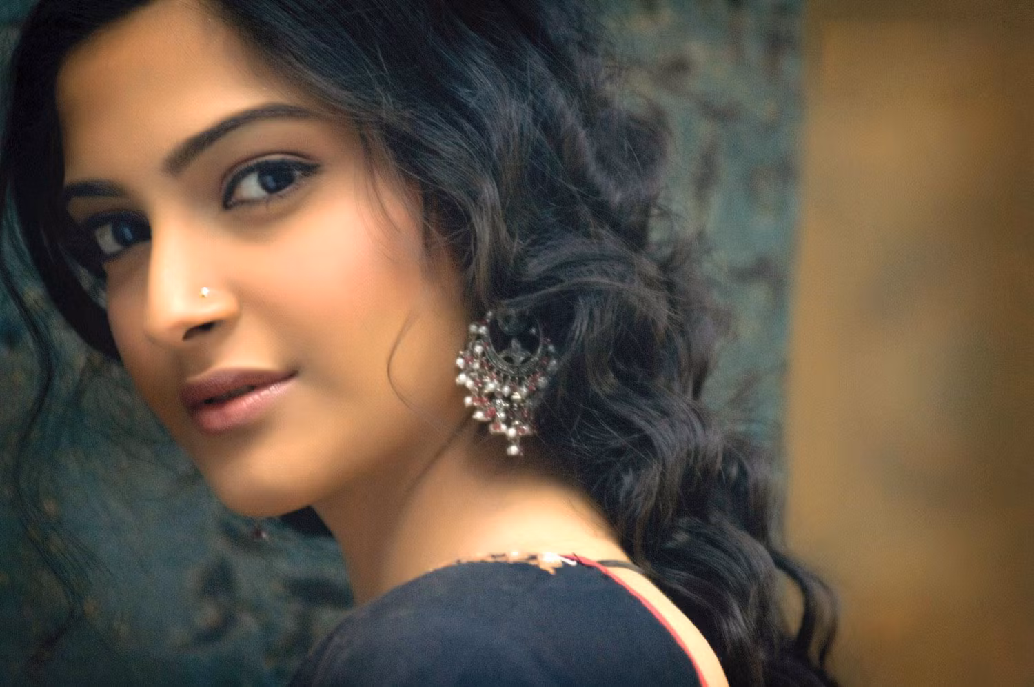 Cái tên nữ diễn viên Sonam Kapoor (1985) dù chưa từng góp mặt trong bộ phim bom tấn nào nhưng tên tuổi của cô luôn được đánh giá cao và được coi là một trong những nữ diễn viên đa tài. Sonam sở hữu số tài sản 15 triệu rupi từ hoạt động đóng phim và quảng cáo. Cái tên nữ diễn viên Sonam Kapoor (1985) dù chưa từng góp mặt trong bộ phim bom tấn nào nhưng tên tuổi của cô luôn được đánh giá cao và được coi là một trong những nữ diễn viên đa tài. Sonam sở hữu số tài sản 15 triệu rupi từ hoạt động đóng phim và quảng cáo.
