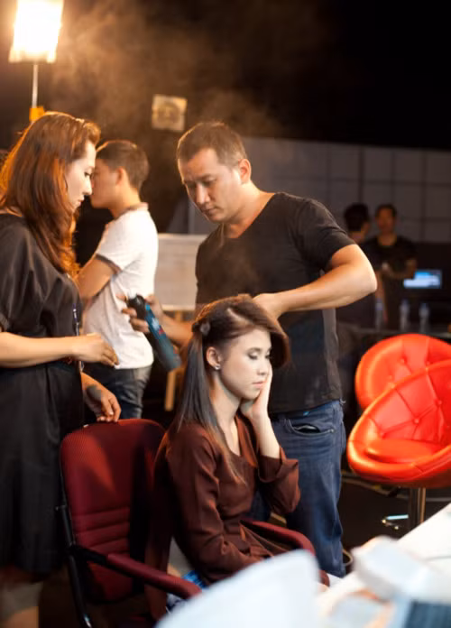 Ba người chơi trên có lẽ là những người phải cố gắp nhiều nhất ở tuần tới, nhưng không vì thế mà những người chơi còn lại được “dễ thở” hơn. Nữ ca sĩ tuổi teen Khởi My từng khá thành công với Lương Bích Hữu và Wonder Girl, còn lần này là nữ ca sĩ Cẩm Ly và ca khúc Chồng xa. Từ chất giọng cho đến ngoại hình cũng có thể nhận thấy đây không phải là một tuần đơn giản với Khởi My. Ba người chơi trên có lẽ là những người phải cố gắp nhiều nhất ở tuần tới, nhưng không vì thế mà những người chơi còn lại được “dễ thở” hơn. Nữ ca sĩ tuổi teen Khởi My từng khá thành công với Lương Bích Hữu và Wonder Girl, còn lần này là nữ ca sĩ Cẩm Ly và ca khúc Chồng xa. Từ chất giọng cho đến ngoại hình cũng có thể nhận thấy đây không phải là một tuần đơn giản với Khởi My.