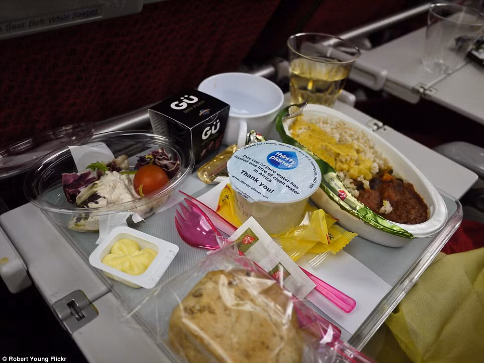 Thực đơn trên chuyến bay của hãng Virgin Atlantic (Anh) gồm cơm và món hầm. Ngoài ra còn có một món rau trộn với sốt mayonnaise và bánh mì. Tráng miệng là miếng bánh sô cô la. Thực đơn trên chuyến bay của hãng Virgin Atlantic (Anh) gồm cơm và món hầm. Ngoài ra còn có một món rau trộn với sốt mayonnaise và bánh mì. Tráng miệng là miếng bánh sô cô la.