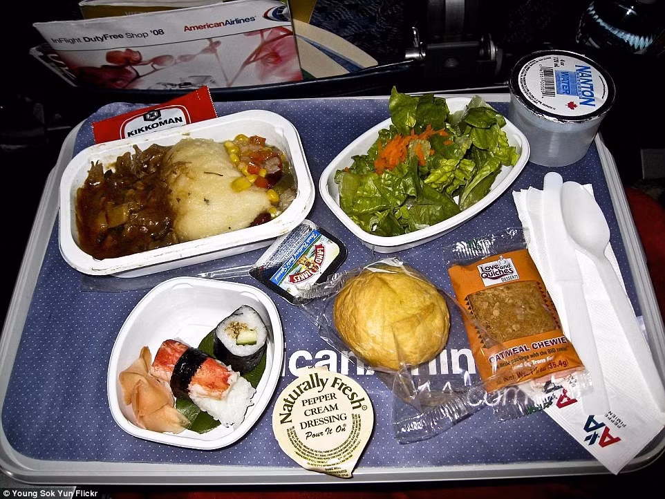 American Airlines phục vụ các khách hàng trong chuyến bay từ New York đến Tokyo hai miếng sushi, thịt sốt và salad, lát gừng ngâm. American Airlines phục vụ các khách hàng trong chuyến bay từ New York đến Tokyo hai miếng sushi, thịt sốt và salad, lát gừng ngâm.