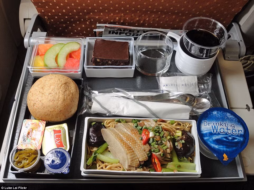 Bữa ăn chính được phục vụ bởi hãng hàng không Singapore Airlines, Singapore với món mì xào nấm, rau quả cùng thịt gà nướng, salad cùng trái cây, bánh mì và một mẩu bánh sô cô la. Bữa ăn chính được phục vụ bởi hãng hàng không Singapore Airlines, Singapore với món mì xào nấm, rau quả cùng thịt gà nướng, salad cùng trái cây, bánh mì và một mẩu bánh sô cô la.