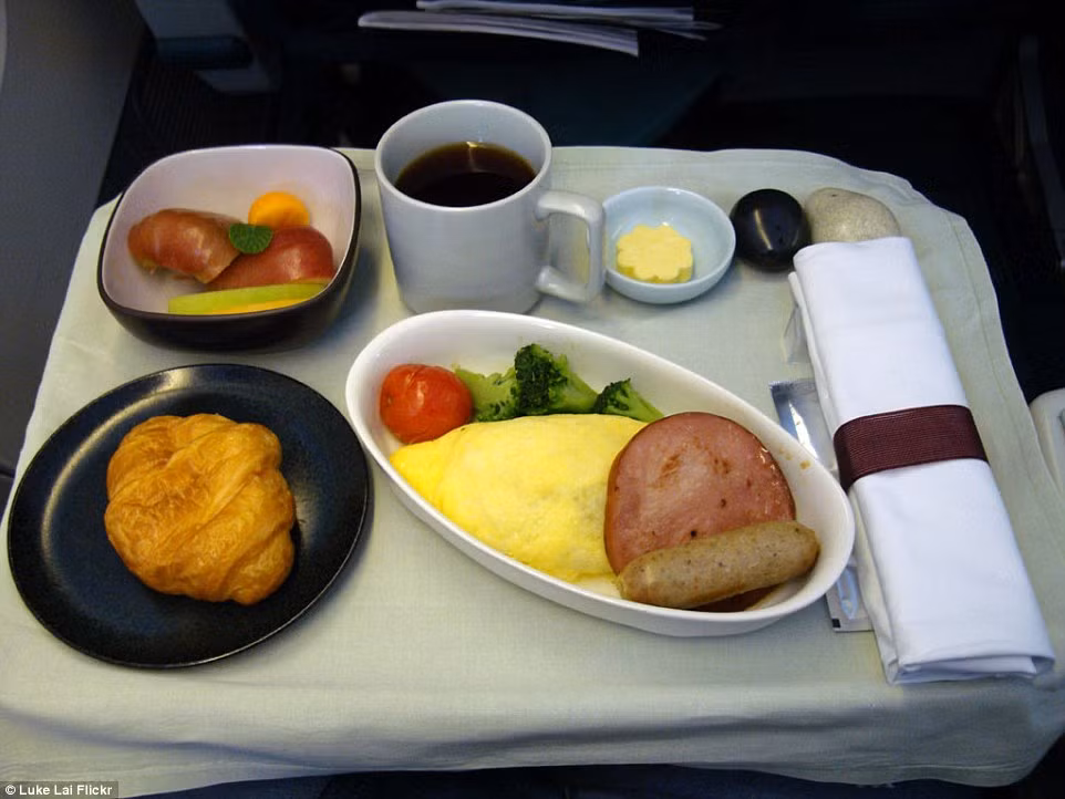 Cathay Pacific phục vụ bữa sáng khá đơn giản với món trứng tráng gấp gọn gàng với một lát giăm bông, xúc xích, một quả cà chua và ba miếng súp lơ. Thức uống gồm một cốc cà phê. Cathay Pacific phục vụ bữa sáng khá đơn giản với món trứng tráng gấp gọn gàng với một lát giăm bông, xúc xích, một quả cà chua và ba miếng súp lơ. Thức uống gồm một cốc cà phê.