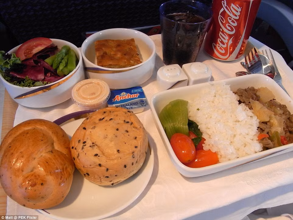 Một bữa ăn nhẹ của máy bay hạng thương gia từ hãng TransAsia Airways, Đài Loan, Trung Quốc bao gồm: rau, thịt bò xào, món salad lá, cà chua, măng tây và hai bánh mì. Một bữa ăn nhẹ của máy bay hạng thương gia từ hãng TransAsia Airways, Đài Loan, Trung Quốc bao gồm: rau, thịt bò xào, món salad lá, cà chua, măng tây và hai bánh mì.