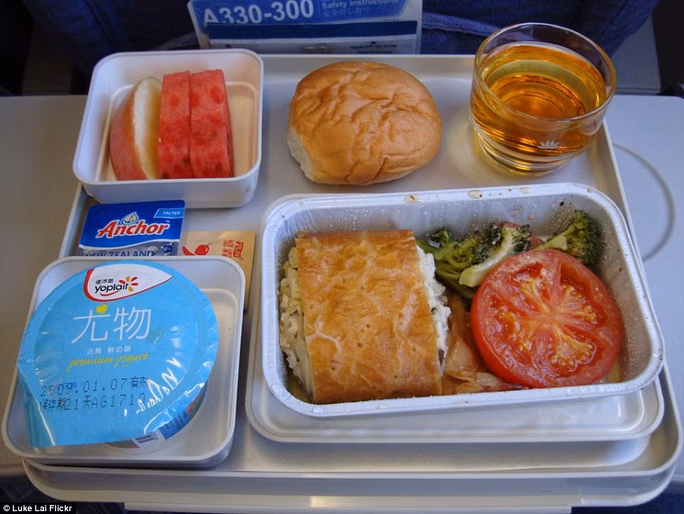 Bữa ăn phục vụ trên chuyến bay của hãng Vietnam Airline từ Taoyuan, Đài Loan đến Thành phố Hồ Chí Minh, Việt Nam. Thực đơn gồm sữa chua, 3 lát trái cây và món bánh ăn kèm với cà chua và bông cải xanh. Bữa ăn phục vụ trên chuyến bay của hãng Vietnam Airline từ Taoyuan, Đài Loan đến Thành phố Hồ Chí Minh, Việt Nam. Thực đơn gồm sữa chua, 3 lát trái cây và món bánh ăn kèm với cà chua và bông cải xanh.