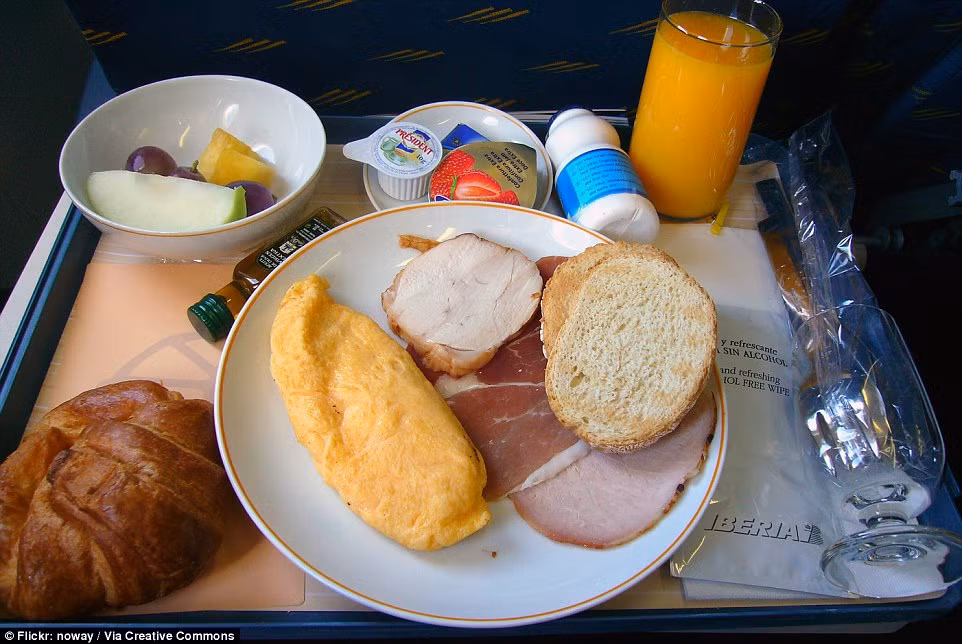 Bữa ăn của hãng Iberia Airlines, Tây Ban Nha phục vụ hành khách là bánh mì nướng, thịt lợn hun khói, trứng tráng và trái cây. Bữa ăn của hãng Iberia Airlines, Tây Ban Nha phục vụ hành khách là bánh mì nướng, thịt lợn hun khói, trứng tráng và trái cây.