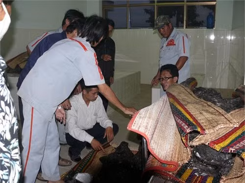 Lục tìm hết các thi thể bị cháy đen, nhưng người con rể cũng không thể tìm được thi thể của bố