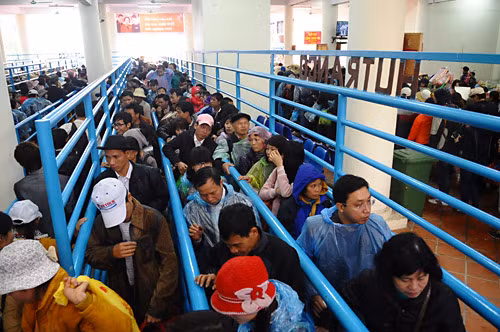 Ga cáp treo chật cứng người. Hầu hết du khách đều phải xếp hàng hơn một giờ mới đặt được chân lên cabin cáp treo. Ga cáp treo chật cứng người. Hầu hết du khách đều phải xếp hàng hơn một giờ mới đặt được chân lên cabin cáp treo.