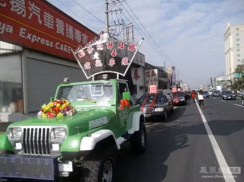 Đôi tân lang tân nương cho biết, với họ việc tổ chức lễ cưới "khác người" là một kỷ niệm đáng nhớ. Đôi tân lang tân nương cho biết, với họ việc tổ chức lễ cưới "khác người" là một kỷ niệm đáng nhớ.