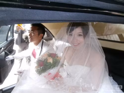 Chú rể tên Hầu Minh Tu và cô dâu Đới Vân. Họ là bạn cùng trường đại học. Chú rể tên Hầu Minh Tu và cô dâu Đới Vân. Họ là bạn cùng trường đại học.