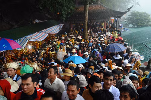 Từ chùa Thiên Trù, khách muốn lên động Hương Tích (Nam thiên đệ nhất động) thì phải đi cáp treo hoặc đi đường bộ. Tuy nhiên, sáng nay cả cáp treo lẫn lối đi bộ đều quá tải khiến du khách mướt mồ hôi chen lấn, nhích từng bước một. Từ chùa Thiên Trù, khách muốn lên động Hương Tích (Nam thiên đệ nhất động) thì phải đi cáp treo hoặc đi đường bộ. Tuy nhiên, sáng nay cả cáp treo lẫn lối đi bộ đều quá tải khiến du khách mướt mồ hôi chen lấn, nhích từng bước một.