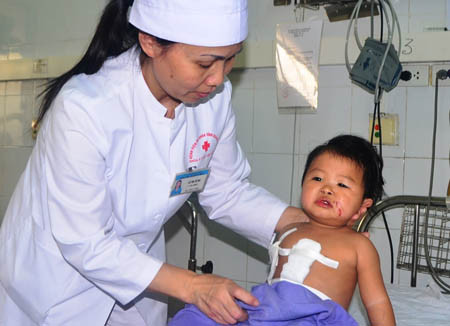 Sau 2 ca mổ liên tiếp của bác sĩ, cháu Xuyên đã hồi tỉnh.