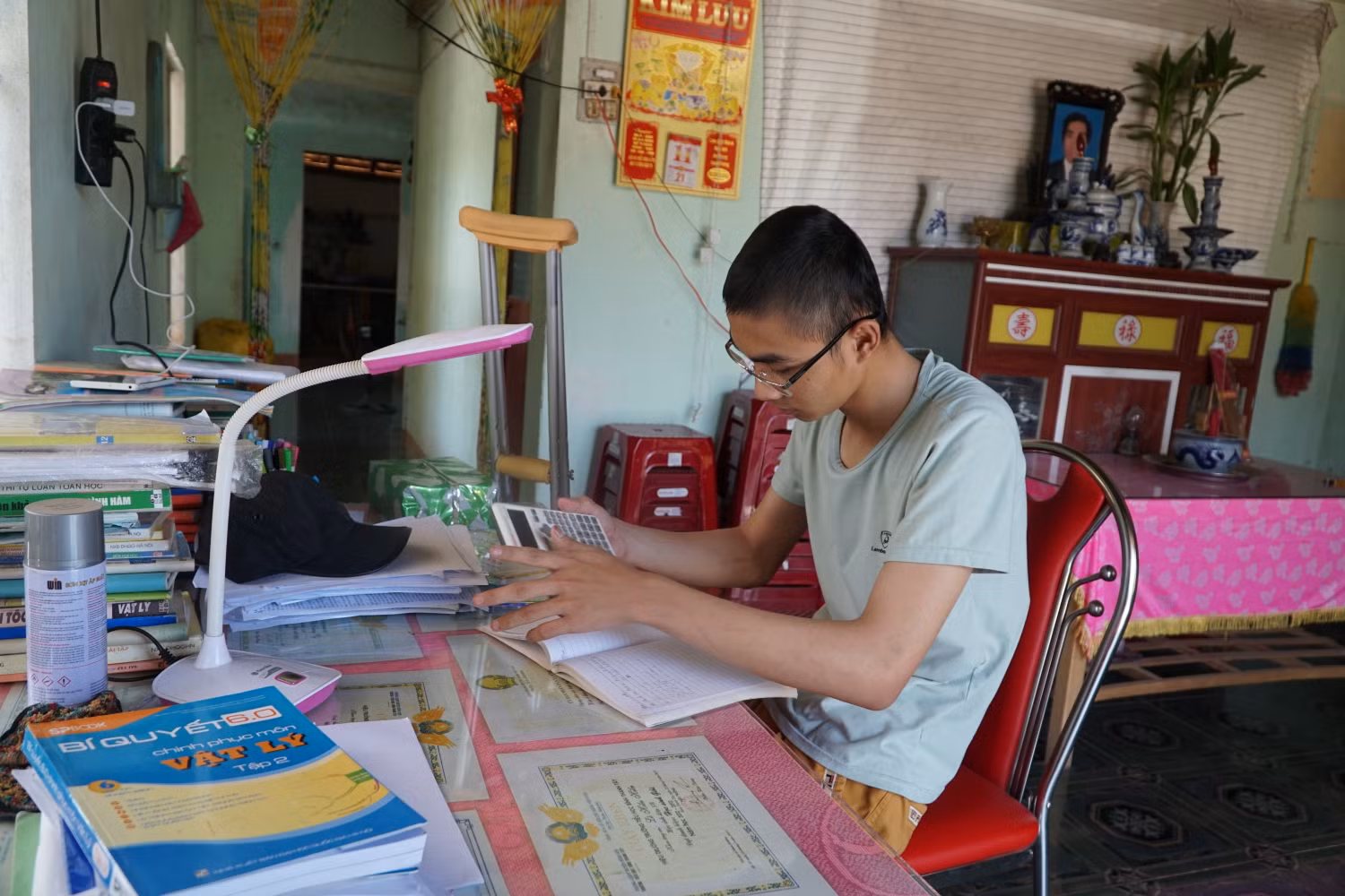 Chưa một giây phút nào Hiển từ bỏ ước mơ đèn sách của mình. Ảnh: P.L Chưa một giây phút nào Hiển từ bỏ ước mơ đèn sách của mình. Ảnh: P.L
