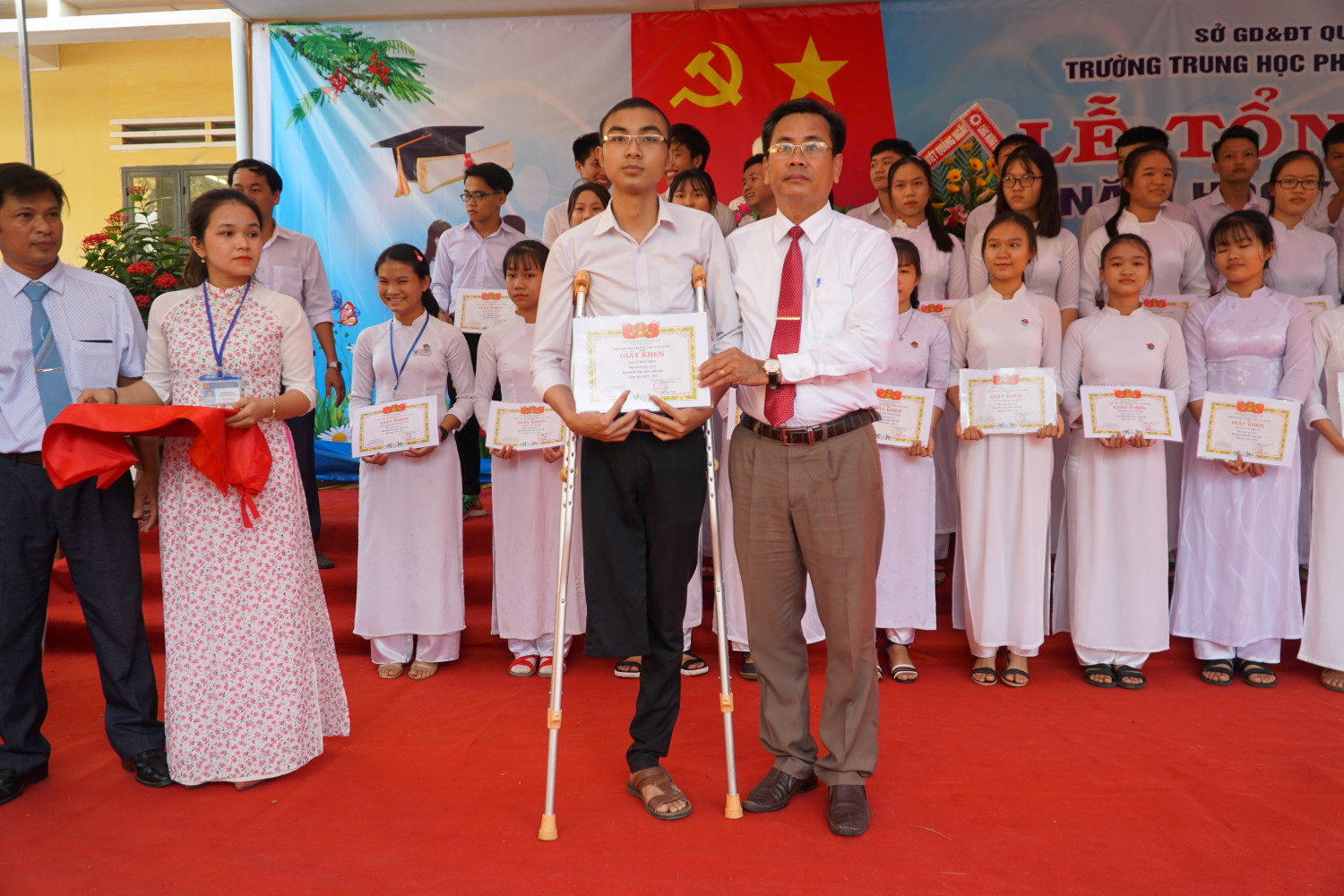 Hiển trong Lễ tổng kết cuối năm với tấm giấy khen đạt danh hiệu học sinh giỏi. Ảnh: P.L