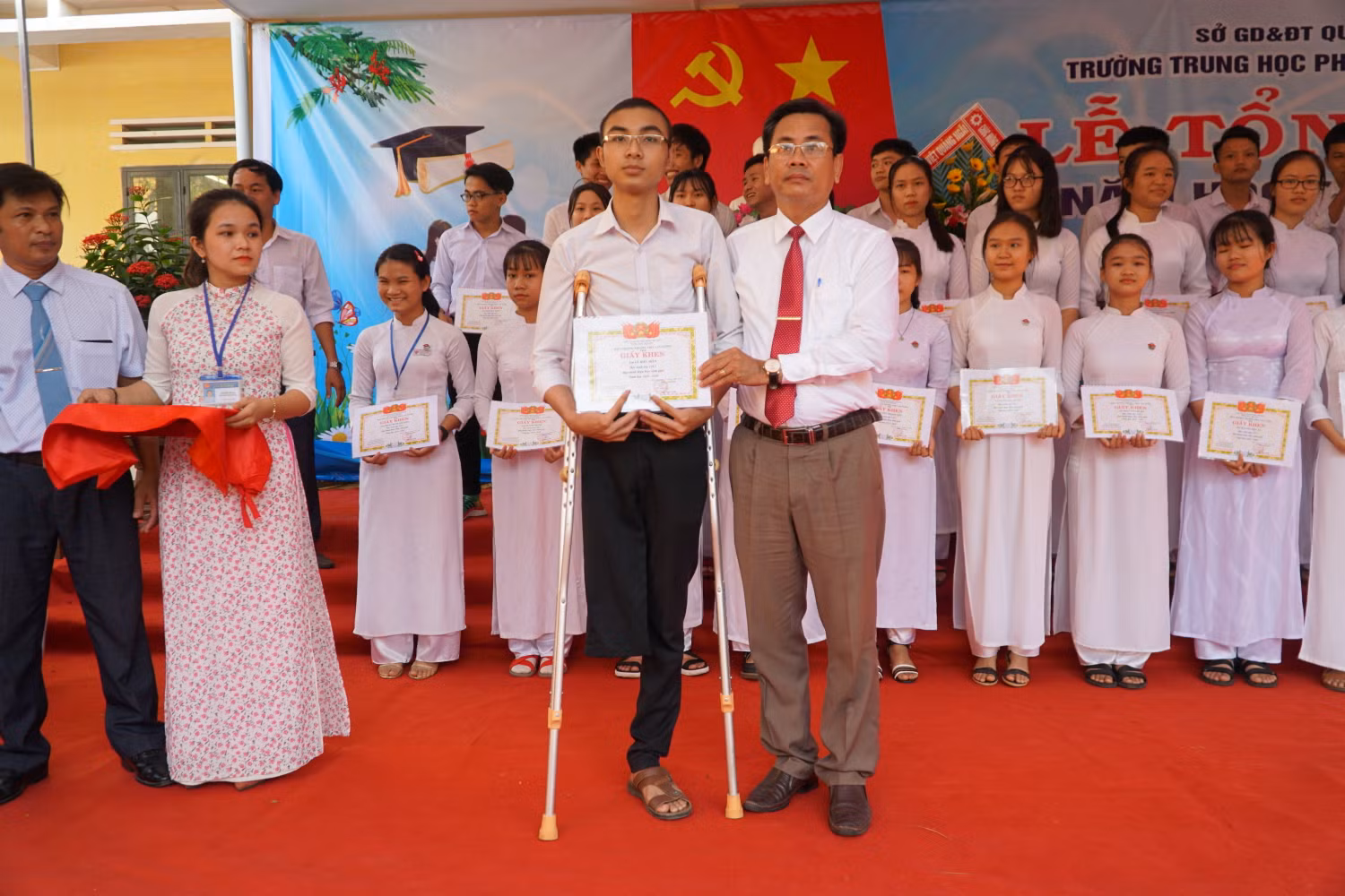 Hiển trong Lễ tổng kết cuối năm với tấm giấy khen đạt danh hiệu học sinh giỏi. Ảnh: P.L Hiển trong Lễ tổng kết cuối năm với tấm giấy khen đạt danh hiệu học sinh giỏi. Ảnh: P.L