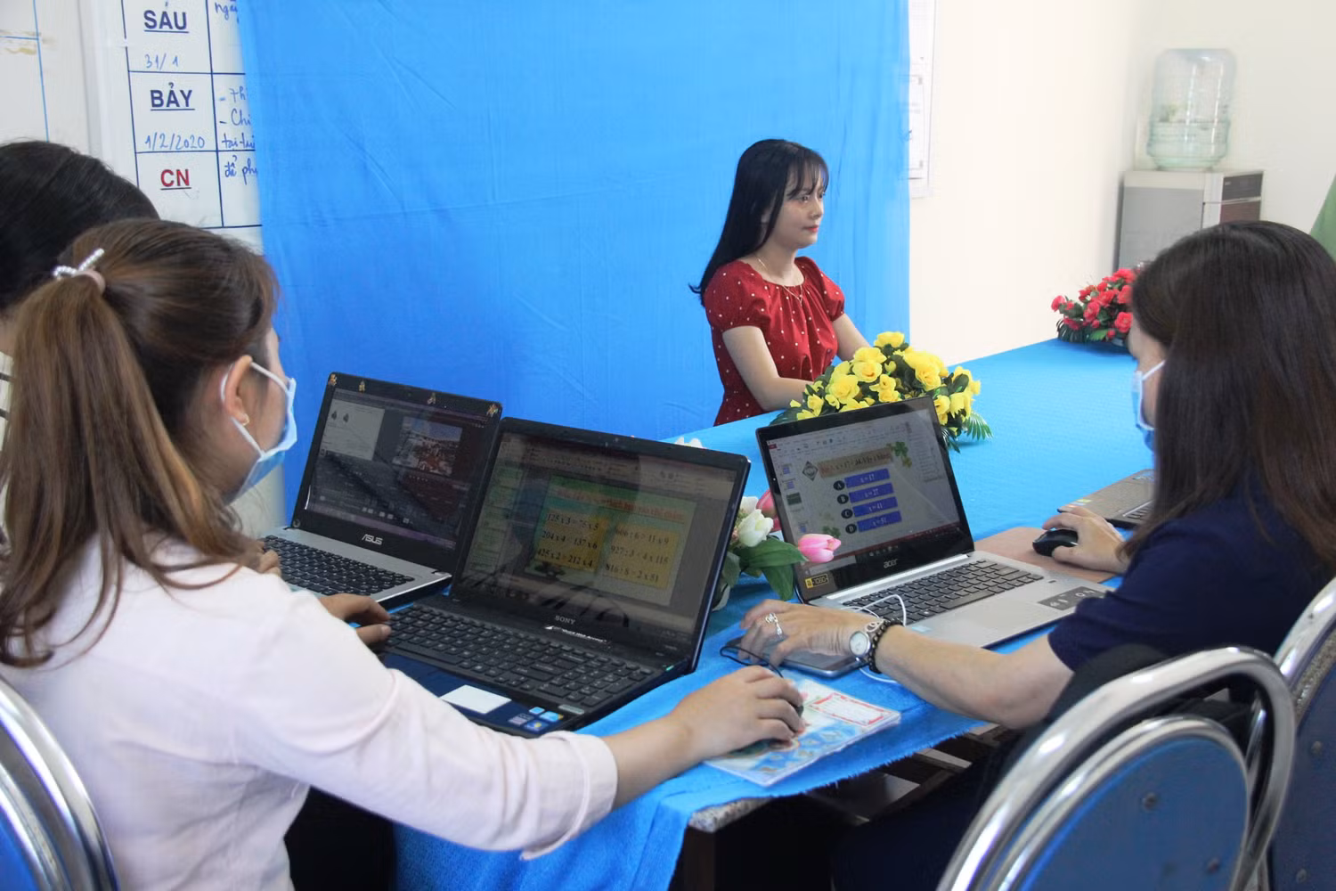 Để chuyển tải những tiết học bằng video này lên mạng trực tuyến, các cô có khi phải làm việc 2-3 ngày mới hoàn thành.