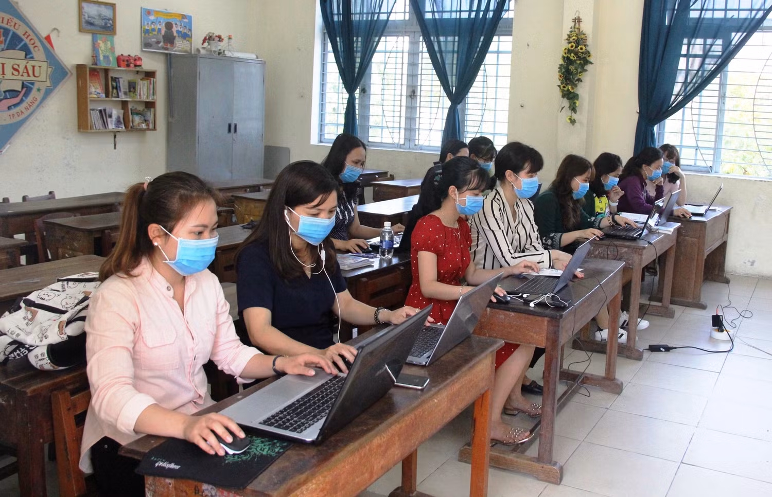 Các cô tập trung thành từng nhóm để cùng "sản xuất" chương trình.