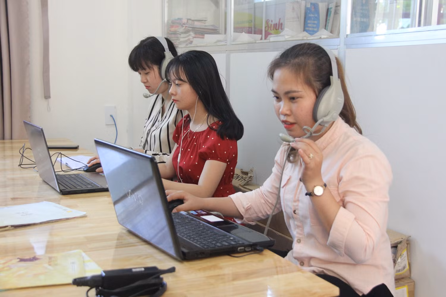 Ngoài các video thì những bài giảng được thu âm sẽ giúp học sinh nắm vững kiến thức trong suốt thời gian nghỉ học vì dịch bệnh. Ảnh: TT