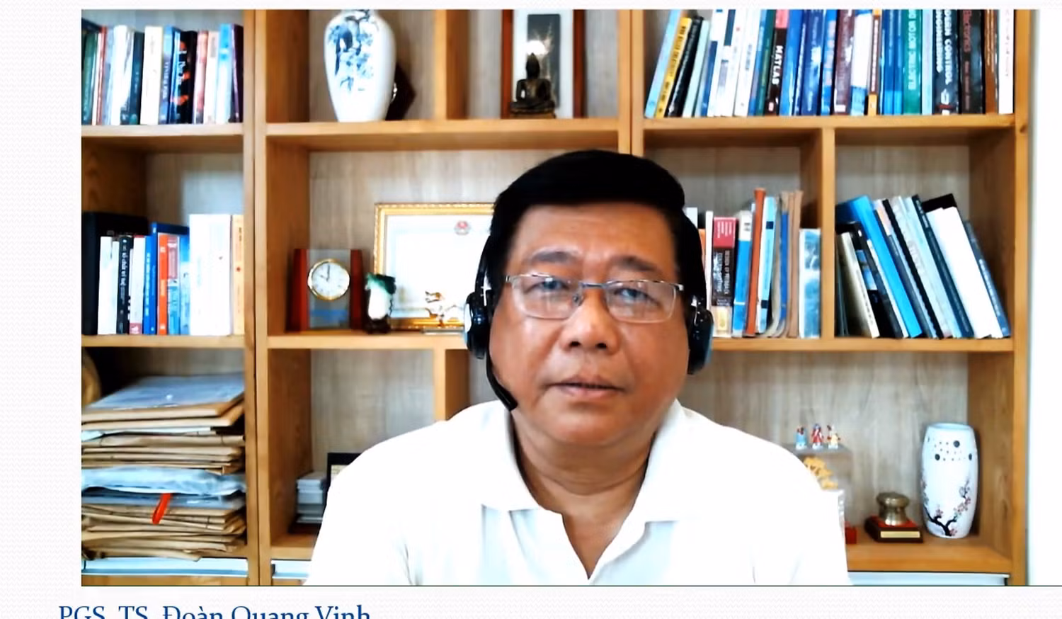 Phó Giáo sư Đoàn Quang Vinh – Hiệu trưởng Trường Đại học Bách khoa Đà Nẵng hướng dẫn giảng viên soạn bài giảng online. Ảnh chụp màn hình.