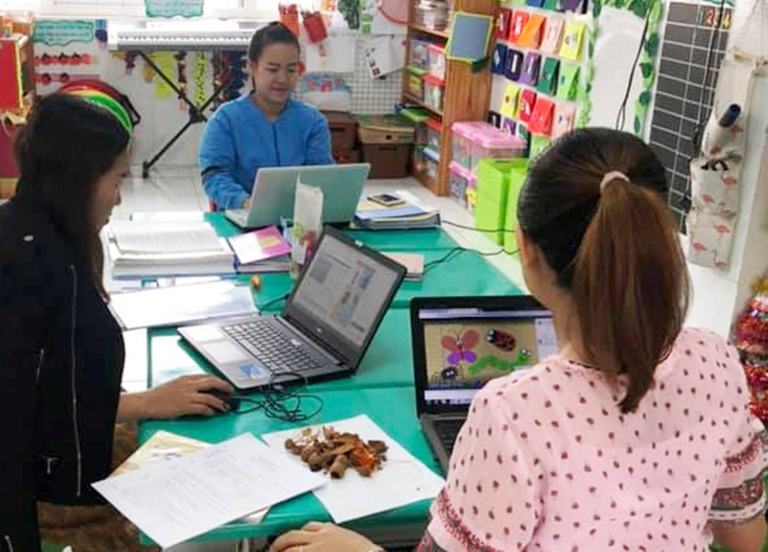 Các cô giáo vẫn đến lớp để soạn bài giảng online. Ảnh: Trâm Thư.