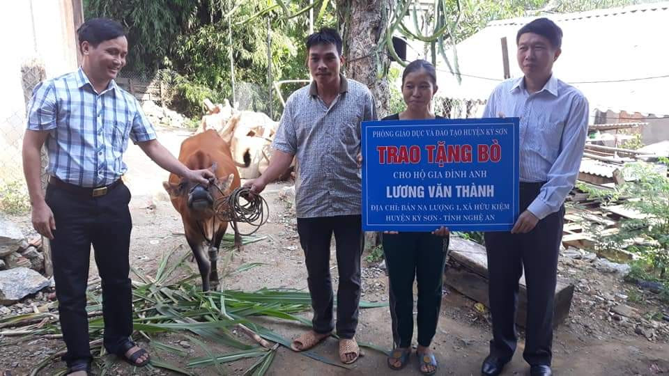 Hằng năm, giáo viên huyện Kỳ Sơn vẫn đang phải ủng hộ một ngày lương mua bò hoặc heo tặng gia đình nghèo (Ảnh CTV)