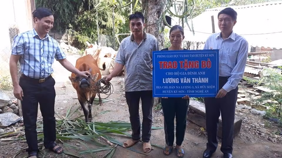 Hằng năm, giáo viên huyện Kỳ Sơn vẫn đang phải ủng hộ một ngày lương mua bò hoặc heo tặng gia đình nghèo (Ảnh CTV)